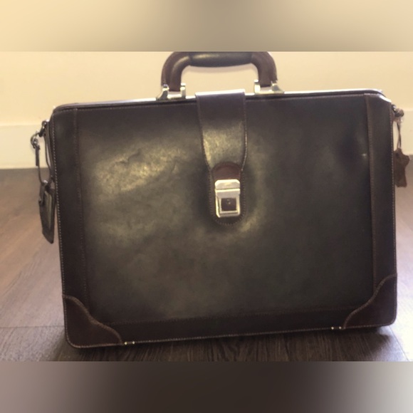 Mancini briefcase 18″ x 6″ x 13″ ( L x D x H )
4.2 lbs / 1.9 kgs NEW w/ out tags - Picture 3 of 9